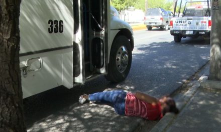 Cae mujer de transporte urbano en bulevar Coss de Saltillo
