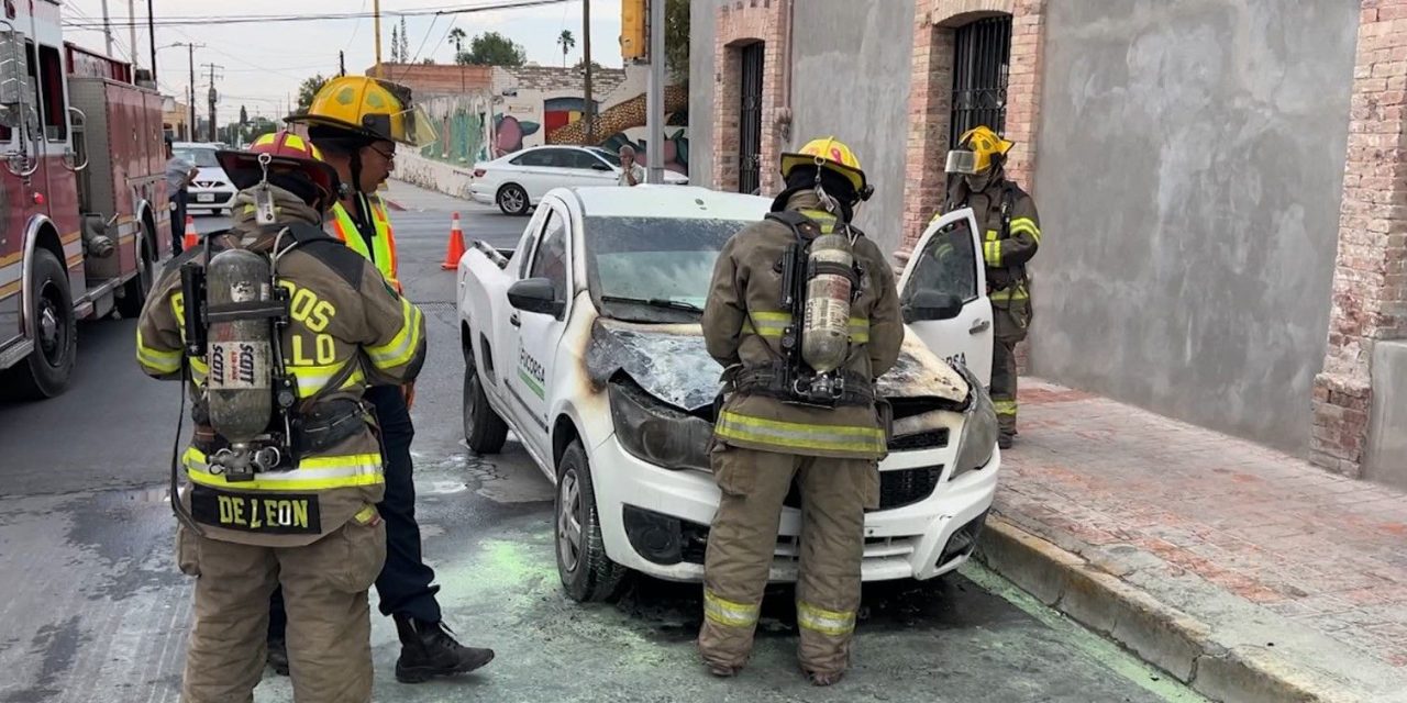 Camioneta se incendia por corto circuito en Saltillo