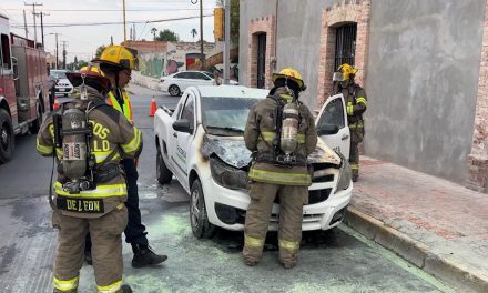 Camioneta se incendia por corto circuito en Saltillo