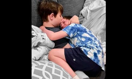 Adolescente consuela a su hermanito tras confesarle que morirá de cáncer