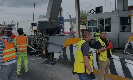 Camión derriba caseta de cobro en Los Chorros; trabajador logró salir con vida