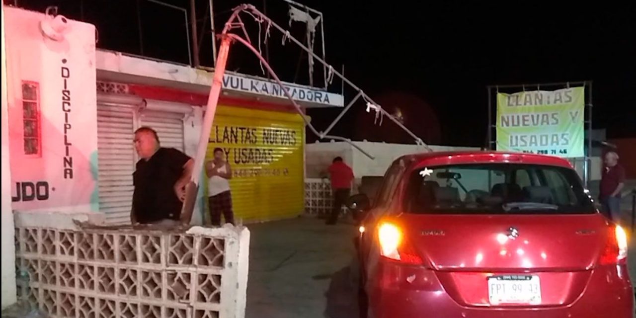 Saltillo: Casi choca contra negocios en J. Mery