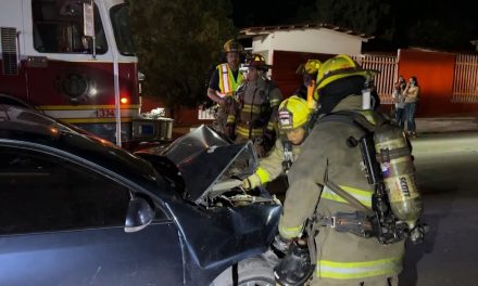 Conductor se estrella contra camioneta estacionada en Saltillo y luego se incendia