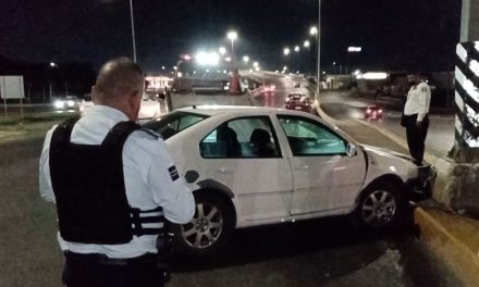 Saltillo: Se le mueve el camino a conductor ebrio y choca a la entrada de El Sarape