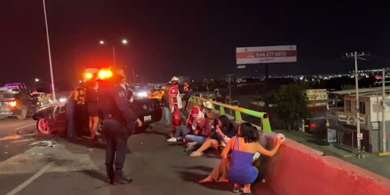 Tres mujeres terminan lesionadas tras fuerte accidente durante la madrugada en Saltillo