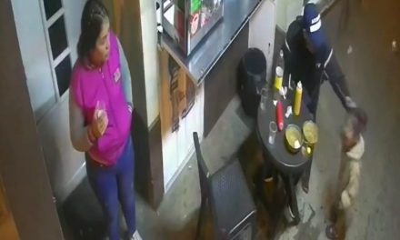 Niña le pide de comer a un hombre en Colombia y él la azota contra la mesa (video)