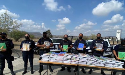 Saltillo: Cumplen compromiso con la ciudadanía; entregan policías útiles escolares