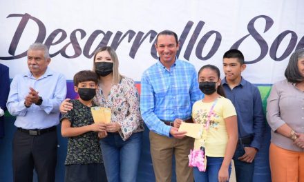 Entregan mil becas ‘Contigo en la educación’ en Acuña