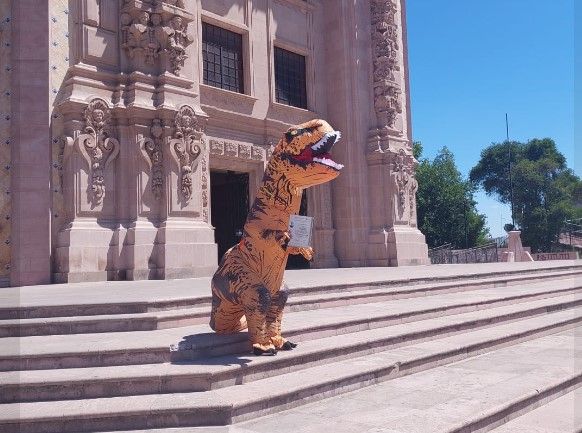 ¡Así se titulan en Coahuila! Joven de Saltillo recibe su título vestido de dinosaurio