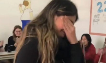 Compañeros regalan viaje de graduación a estudiante que no podía pagar