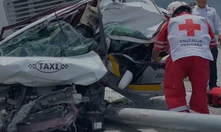 Saltillo: Persona queda prensada en un taxi tras fuerte accidente contra camión de basura
