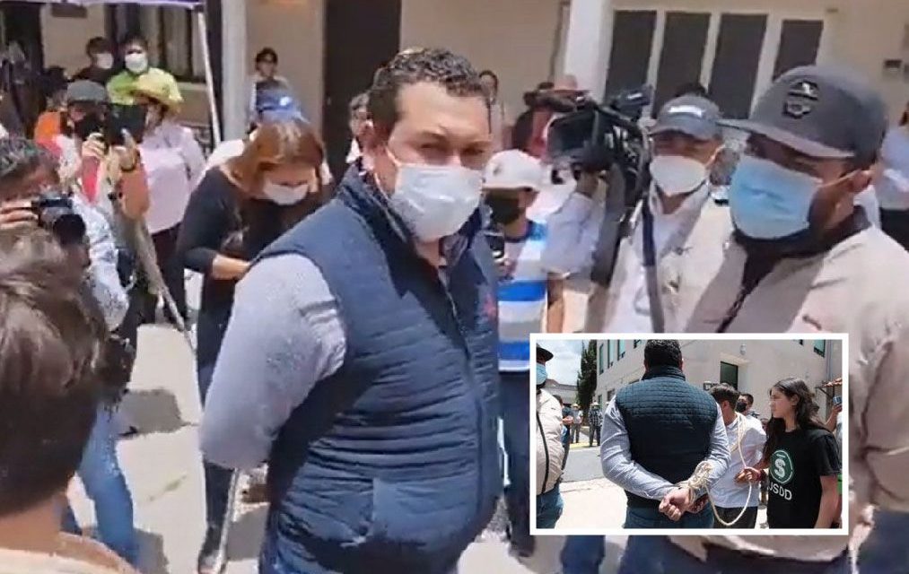 ‘Con mano dura’: Manifestantes maniatan y pasean a funcionario de Huimilpan, Querétaro, por muerte de Daniel Franco (video)