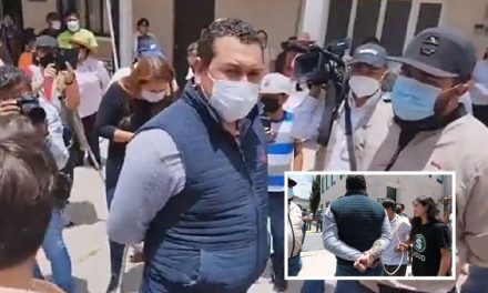 ‘Con mano dura’: Manifestantes maniatan y pasean a funcionario de Huimilpan, Querétaro, por muerte de Daniel Franco (video)