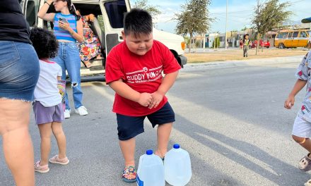 Iker ‘el niño millonario’ no podía ‘porque andaba bien goldo’ pero ahora sí pudo regalar agua en Nuevo León
