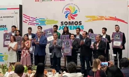 MARS entrega en palacio de gobierno el Premio Estatal de la Juventud