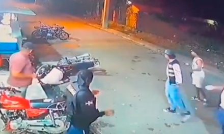 Imágenes fuertes: Ladrón dispara por error en asalto y mata a su cómplice (video)
