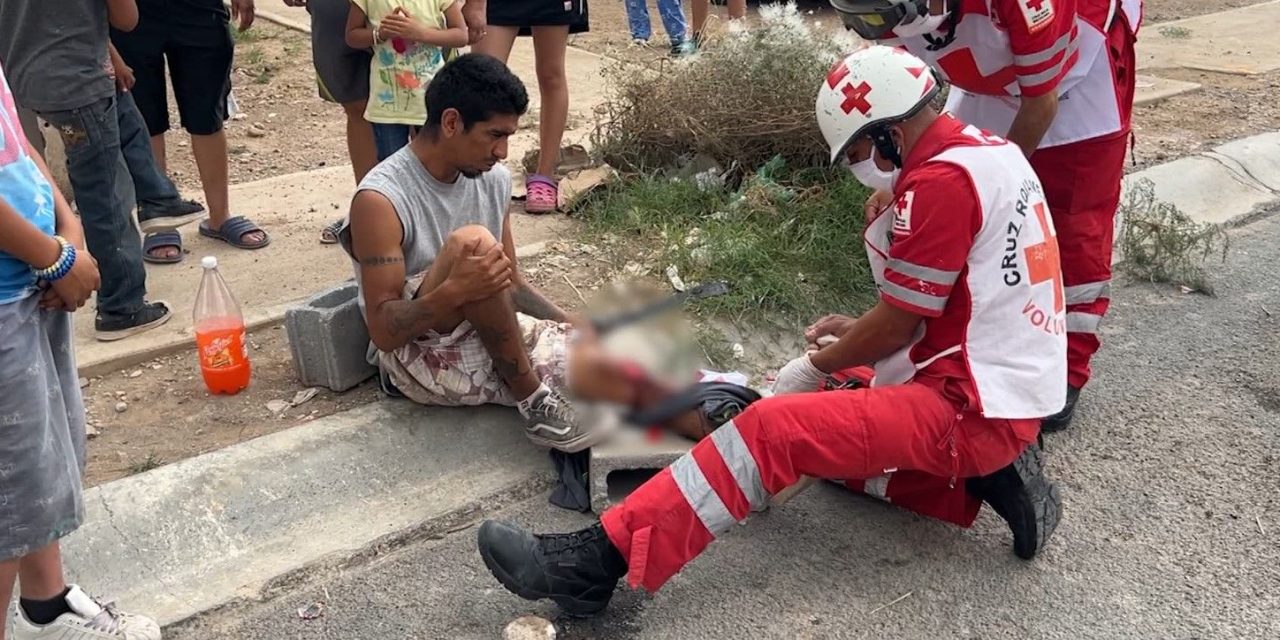 Auto se le atraviesa a motociclista y provoca accidente en Saltillo