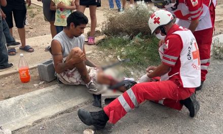 Auto se le atraviesa a motociclista y provoca accidente en Saltillo