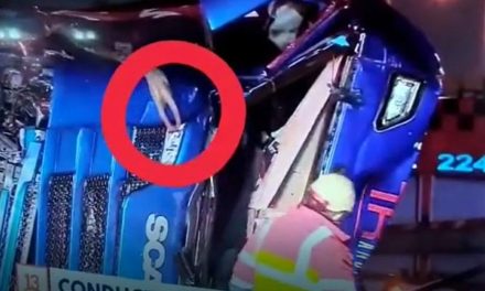 La diabólica mano que apareció en un accidente automovilístico y fue grabado en vivo (video)