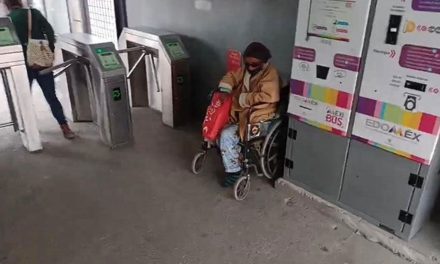 Abuelita de 70 años imposibilitada para caminar es abandonada en calles de Ecatepec