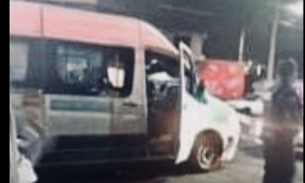 Militar retirado ejecuta a dos asaltantes de una combi, en Iztapalapa