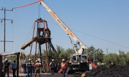Aumentan niveles de agua en pozos que dificultan rescate de mineros atrapados en Sabinas