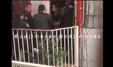Momento en que detienen a Karla; convivió con cadáveres de su madre y tío tras asesinarlos
