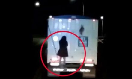El video donde aparece una mujer fantasma colgada de un tráiler en la madrugada