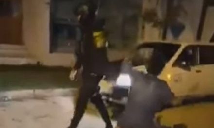Niño acusa a policía de robarle 10 pesos y después le lanza una piedra (video)