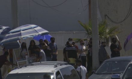 Saltillenses pasan largas horas bajo el sol en puntos de vacunación