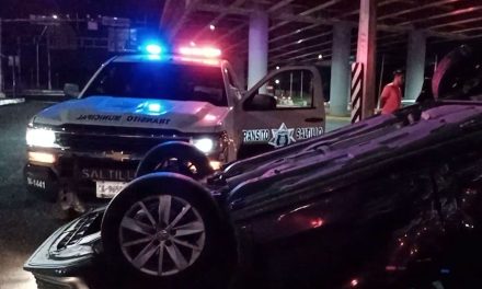 Saltillo: Se pasa el semáforo rojo y provoca volcadura en Nazario Ortiz