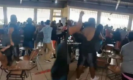 Junta de padres de familia se convierte en una batalla campal (video)