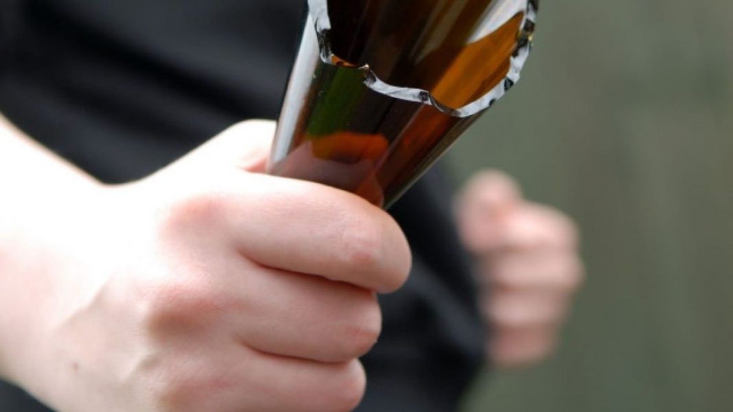 Mesero le tira un ‘botellazo’ en la cara a su jefe en Saltillo