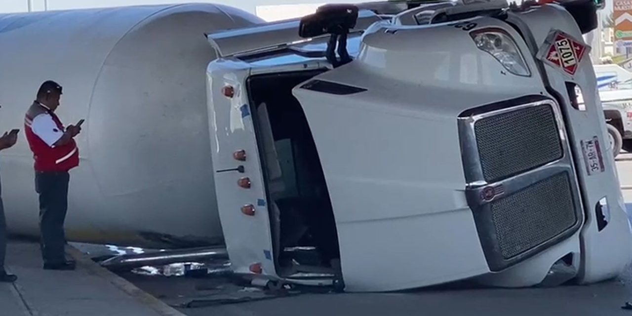 Saltillo: Vuelca pipa de combustible en la entrada de la colonia Mirasierra