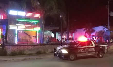 ¡Otra vez, Sayu! Golpean a vendedor de flores adentro del bar (video)