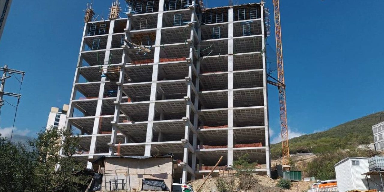 Mueren dos trabajadores al caer de 25 metros de altura en edificio de Monterrey