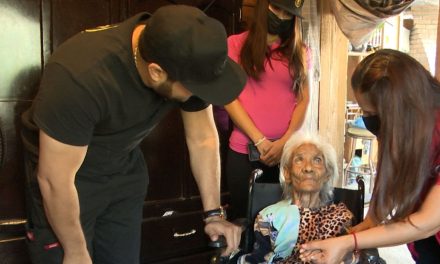 Fundación RCG y Dr. Diego Ricaño apoyan a mujer de más de cien años con silla de ruedas