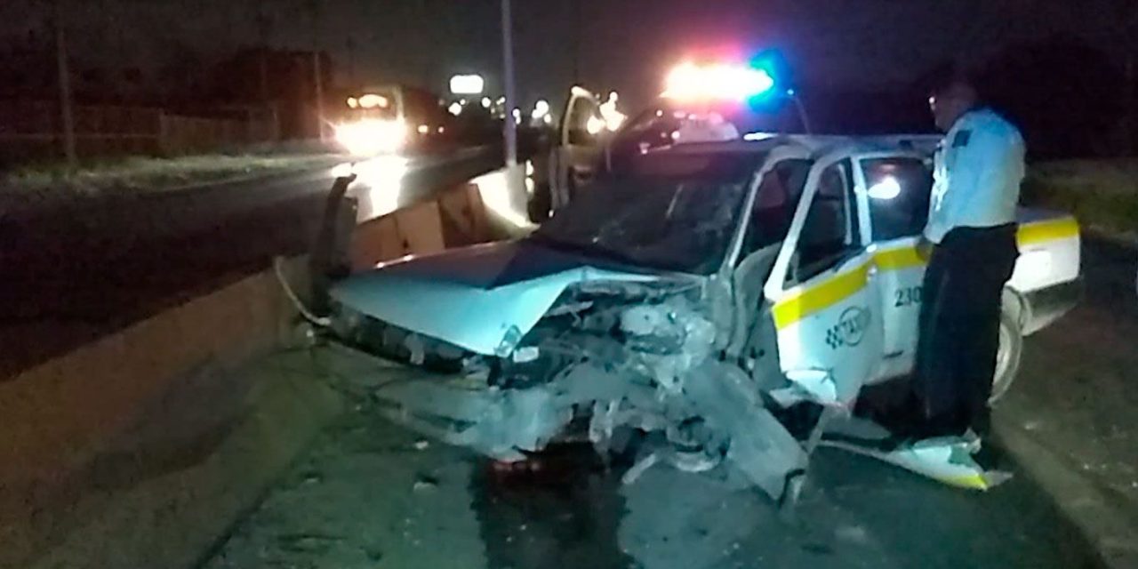 Saltillo: Taxista abandona su unidad; chocó y huyó rumbo a la colonia Omega