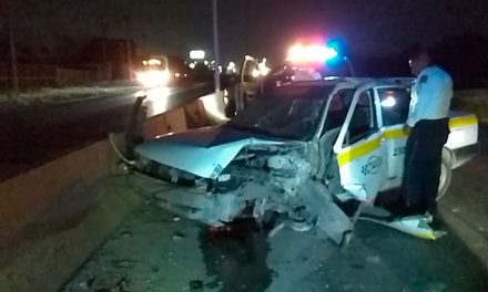 Saltillo: Taxista abandona su unidad; chocó y huyó rumbo a la colonia Omega