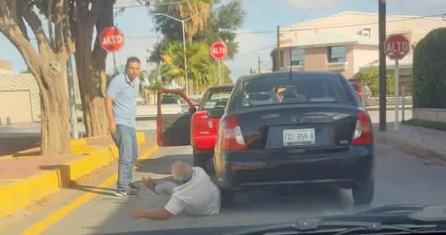 Hombre agrede a un adulto mayor en calles de Torreón