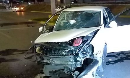 Saltillo: Tronco lo frenó en seco; ebrio se durmió al volante