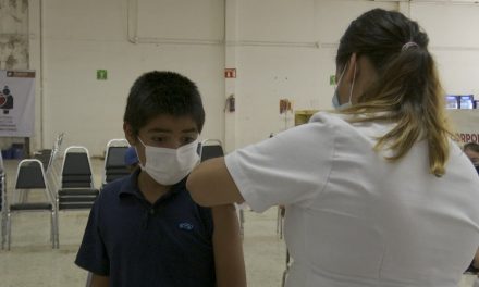 Continúa vacunación a menores de 18 años en Saltillo