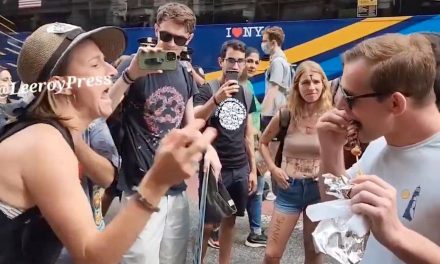 Veganos descargan furia contra un hombre que come un kebab (video)