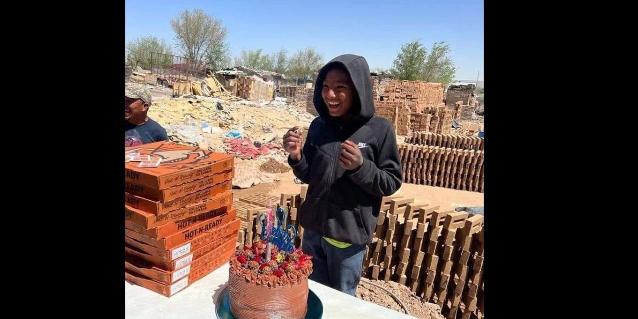 ¡Sí vinieron! Vecinos cumplen sueño de jovencito de 14 años que trabaja en ladrillera de Ciudad Juárez