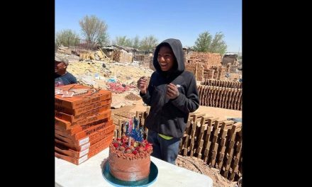 ¡Sí vinieron! Vecinos cumplen sueño de jovencito de 14 años que trabaja en ladrillera de Ciudad Juárez