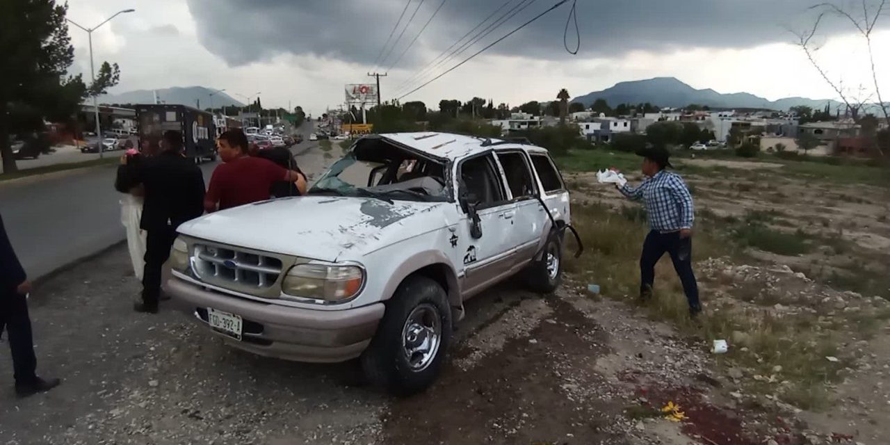 Conductor termina gravemente herido tras volcarse en Saltillo