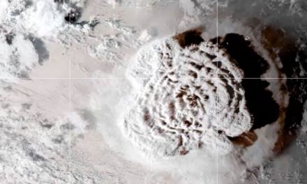 La impresionante erupción cerca de la isla de Tonga que pudo ser vista desde el espacio