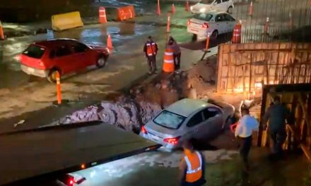Saltillo: Conductor no respetó los señalamientos y terminó al fondo de una zanja en Otilio González