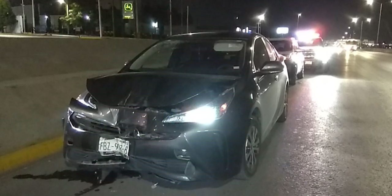 ¡Por distraído! Choca su auto compacto contra un camión de carga en Saltillo