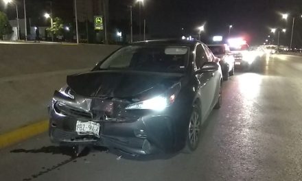 ¡Por distraído! Choca su auto compacto contra un camión de carga en Saltillo